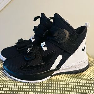 Nike Lebron Soldier Sneakers Men’s Sz 7.5